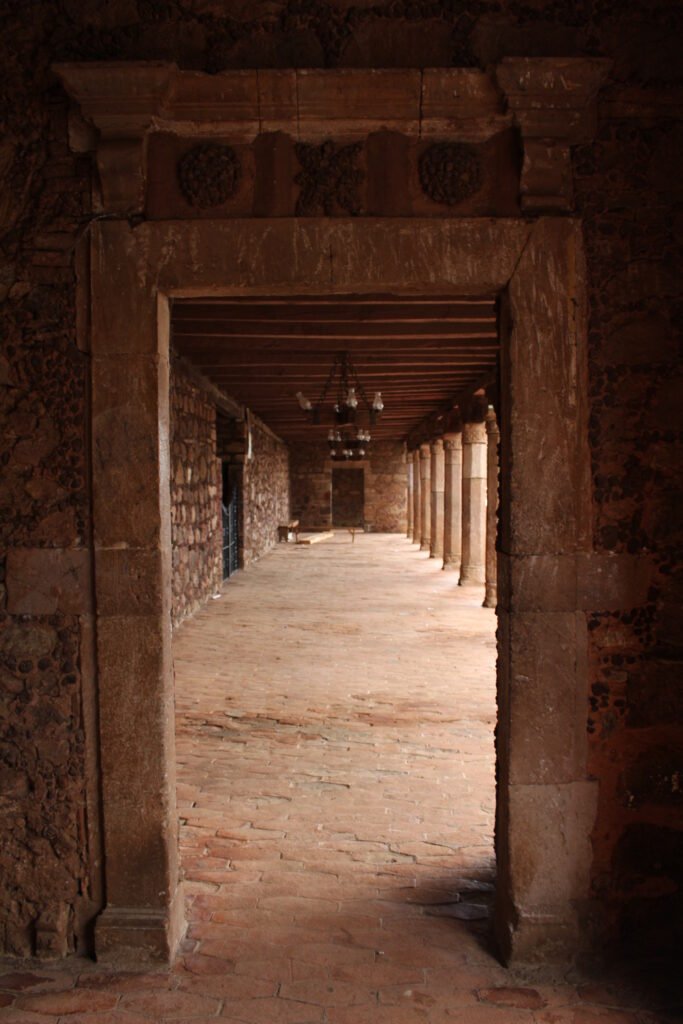 Convento de Tarecuato - pasillos- by Enrique F. Garibay Castañeda